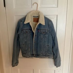 Sherpa Lined Cropped Levi’s Trucker Jacket